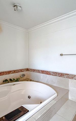 Casa à venda com 670m², 5 quartos e 6 vagasBanheiro da Suíte 1