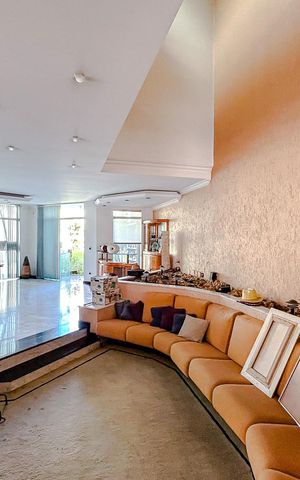 Casa à venda com 670m², 5 quartos e 6 vagasSala