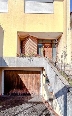 Casa à venda com 670m², 5 quartos e 6 vagasEntrada
