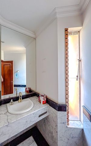 Casa à venda com 670m², 5 quartos e 6 vagasLavabo