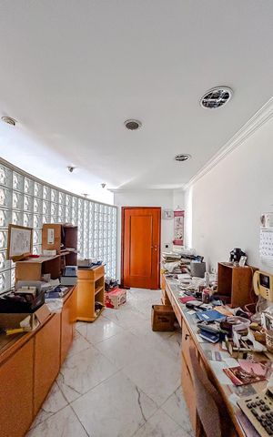 Casa à venda com 670m², 5 quartos e 6 vagasEscritório
