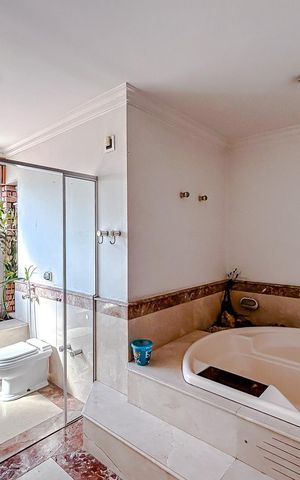 Casa à venda com 670m², 5 quartos e 6 vagasBanheiro da Suíte 1