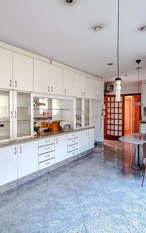 Casa à venda com 670m², 5 quartos e 6 vagasCozinha - Armários