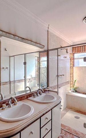 Casa à venda com 670m², 5 quartos e 6 vagasBanheiro da Suíte 1
