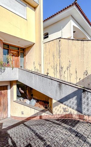 Casa à venda com 670m², 5 quartos e 6 vagasEntrada