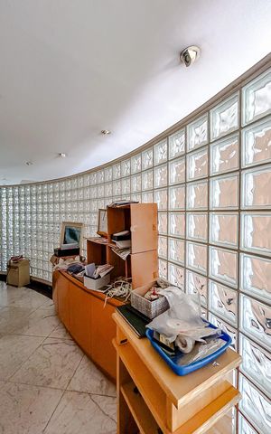 Casa à venda com 670m², 5 quartos e 6 vagasEscritório