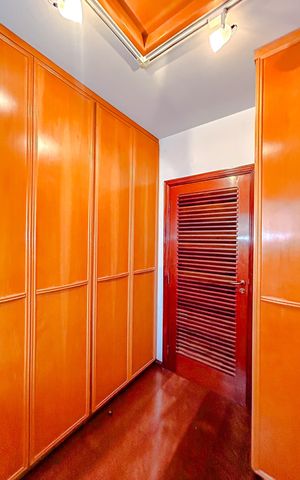 Casa à venda com 670m², 5 quartos e 6 vagasCloset da suíte 1