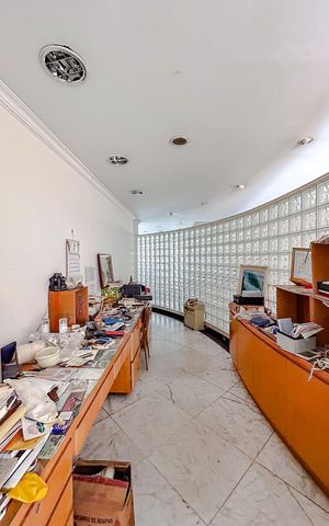 Casa à venda com 670m², 5 quartos e 6 vagasEscritório