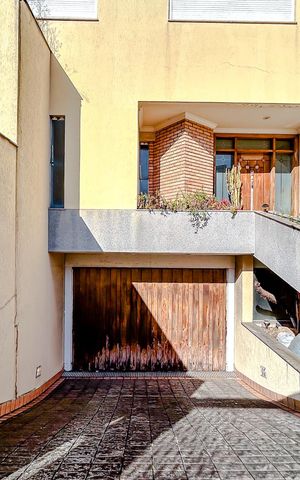 Casa à venda com 670m², 5 quartos e 6 vagasEntrada
