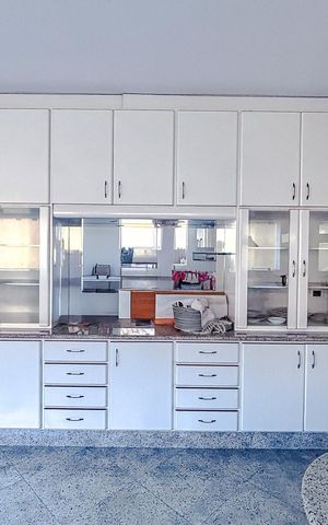 Casa à venda com 670m², 5 quartos e 6 vagasCozinha - Armários