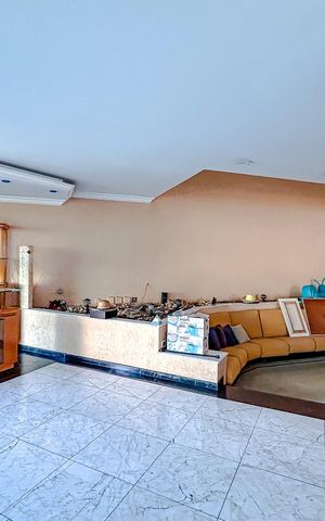 Casa à venda com 670m², 5 quartos e 6 vagasSala