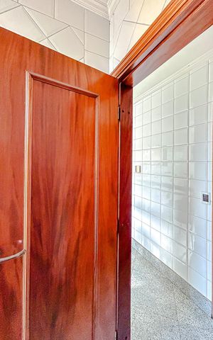 Casa à venda com 670m², 5 quartos e 6 vagasBanheiro de serviço