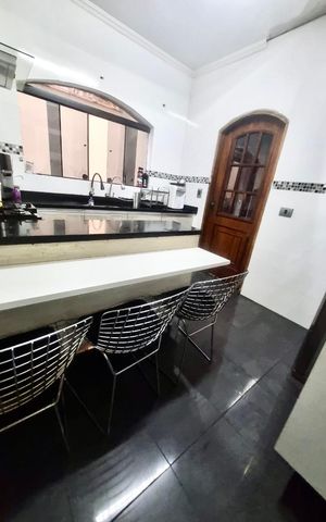 Casa à venda com 100m², 3 quartos e 2 vagas Casa à venda com 100m², 3 quartos e 2 vagasCozinha