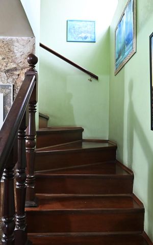 Casa à venda com 90m², 3 quartos e 2 vagasEscada