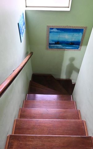 Casa à venda com 90m², 3 quartos e 2 vagasEscada