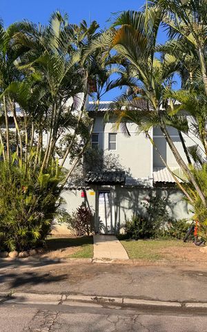 Casa de condomínio para alugar com 350m², 3 quartos e 4 vagas Casa de condomínio para alugar com 350m², 3 quartos e 4 vagasFachada