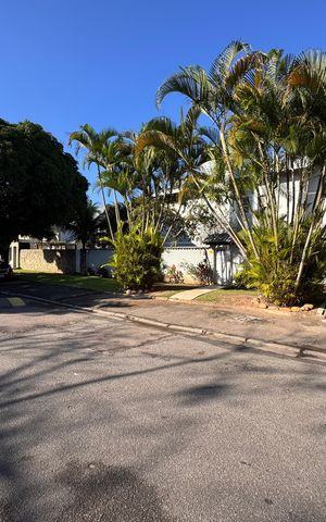 Casa de condomínio para alugar com 350m², 3 quartos e 4 vagas Casa de condomínio para alugar com 350m², 3 quartos e 4 vagasFachada