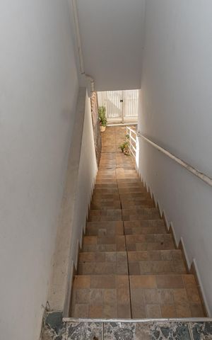 Casa à venda com 125m², 3 quartos e 3 vagas Casa à venda com 125m², 3 quartos e 3 vagasEscadas