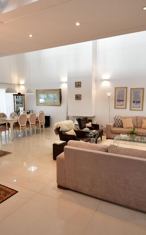 Casa de condomínio à venda com 388m², 3 quartos e 6 vagasSala