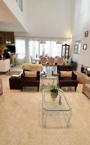 Casa de condomínio à venda com 388m², 3 quartos e 6 vagasSala