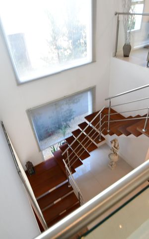 Casa de condomínio à venda com 388m², 3 quartos e 6 vagasEscada