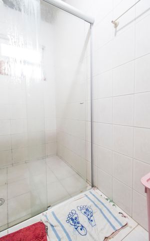 Casa à venda com 247m², 4 quartos e 3 vagas Casa à venda com 247m², 4 quartos e 3 vagasBanheiro 2