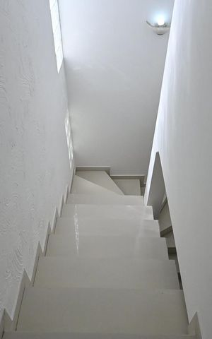 Casa à venda com 230m², 3 quartos e 4 vagasEscada