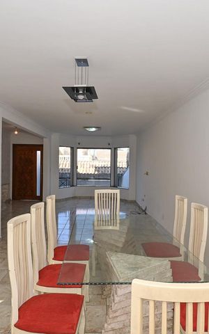 Casa à venda com 230m², 3 quartos e 4 vagasSala