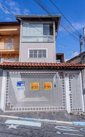 Casa à venda com 140m², 3 quartos e 5 vagas Casa à venda com 140m², 3 quartos e 5 vagasFachada