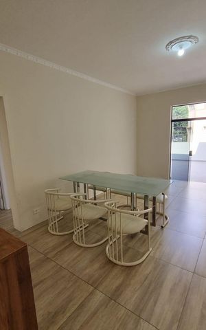 Casa à venda com 240m², 2 quartos e 4 vagas Casa à venda com 240m², 2 quartos e 4 vagasSala
