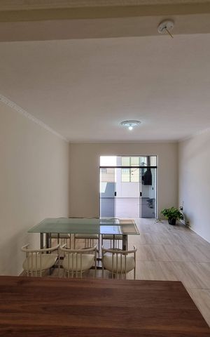 Casa à venda com 240m², 2 quartos e 4 vagas Casa à venda com 240m², 2 quartos e 4 vagasSala