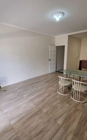 Casa à venda com 240m², 2 quartos e 4 vagas Casa à venda com 240m², 2 quartos e 4 vagasSala