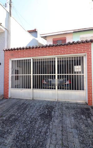 Casa à venda com 150m², 4 quartos e 2 vagasFachada