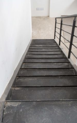 Apartamento à venda com 95m², 2 quartos e 2 vagasEscada