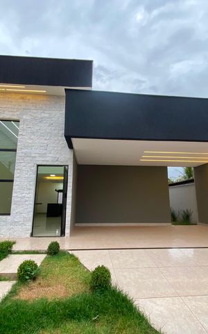 Casa à venda com 168m², 3 quartos e 4 vagas Casa à venda com 168m², 3 quartos e 4 vagasFachada