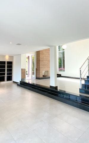 Casa de condomínio à venda com 455m², 4 quartos e 4 vagas Casa de condomínio à venda com 455m², 4 quartos e 4 vagasSala