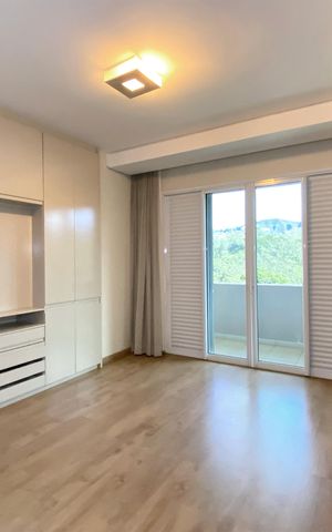 Casa de condomínio à venda com 455m², 4 quartos e 4 vagas Casa de condomínio à venda com 455m², 4 quartos e 4 vagasSuite 1