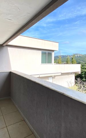 Casa de condomínio à venda com 455m², 4 quartos e 4 vagas Casa de condomínio à venda com 455m², 4 quartos e 4 vagasVaranda da Suite 1