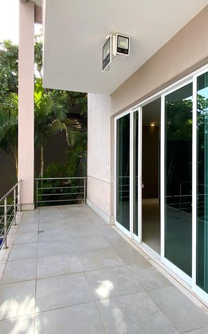 Casa de condomínio à venda com 455m², 4 quartos e 4 vagas Casa de condomínio à venda com 455m², 4 quartos e 4 vagasVaranda