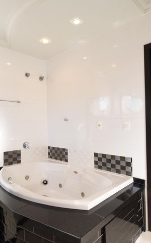Casa à venda com 494m², 4 quartos e 4 vagasBanheiro da Suíte 1