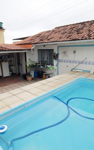 Casa à venda com 269m², 4 quartos e 4 vagasPiscina