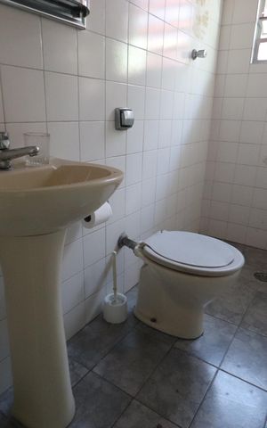 Casa à venda com 135m², 2 quartos e 2 vagasBanheiro 1