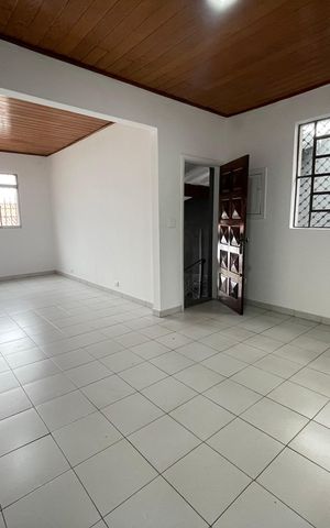 Casa à venda com 151m², 3 quartos e 2 vagas Casa à venda com 151m², 3 quartos e 2 vagasSala