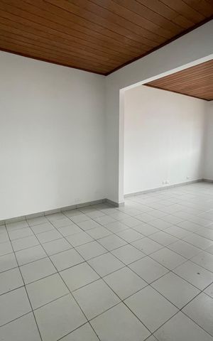 Casa à venda com 151m², 3 quartos e 2 vagas Casa à venda com 151m², 3 quartos e 2 vagasSala