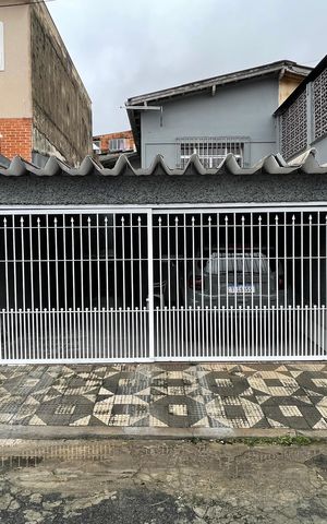Casa à venda com 151m², 3 quartos e 2 vagas Casa à venda com 151m², 3 quartos e 2 vagasFachada