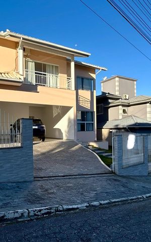 Casa para alugar com 292m², 4 quartos e 4 vagas Casa para alugar com 292m², 4 quartos e 4 vagasFachada