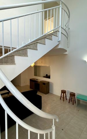 Casa para alugar com 292m², 4 quartos e 4 vagas Casa para alugar com 292m², 4 quartos e 4 vagasEscada