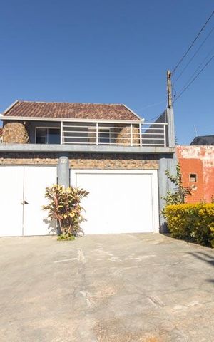 Casa à venda com 148m², 4 quartos e 2 vagas Casa à venda com 148m², 4 quartos e 2 vagasFachada