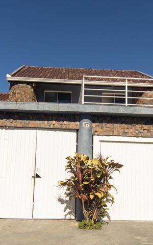 Casa à venda com 148m², 4 quartos e 2 vagas Casa à venda com 148m², 4 quartos e 2 vagasFachada