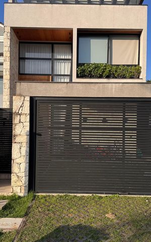 Casa de condomínio à venda com 431m², 4 quartos e 1 vaga Casa de condomínio à venda com 431m², 4 quartos e 1 vagaFachada